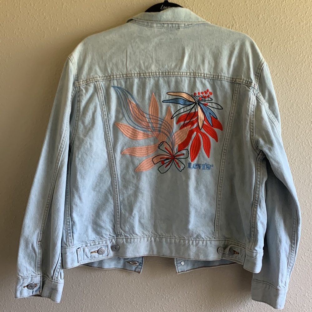 🆕 Levi’s Jean Jacket with flowers